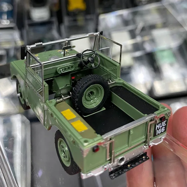 1/43 Scale Land Rover Defender Diecast Model - Image 4