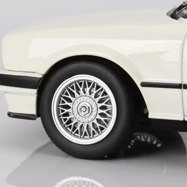 1:18 Scale BMW 325i 1991 Diecast Model Car - Image 5