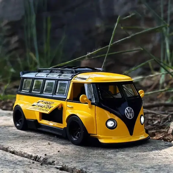 1:32 Scale T1 Diecast Bus Model with Lights - Image 2