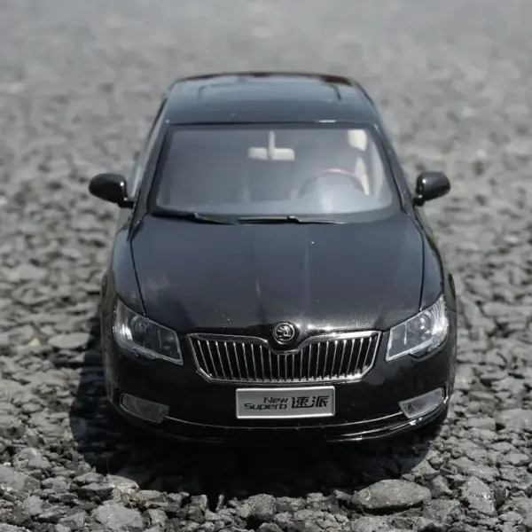 1:18 Scale Skoda Superb Diecast Model Car - Image 5