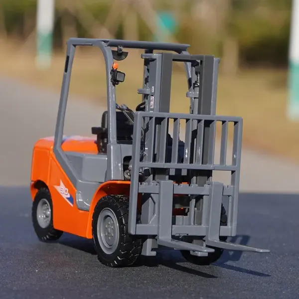 1:25 Diecast Metal CPCD30 Forklift Model - Image 3