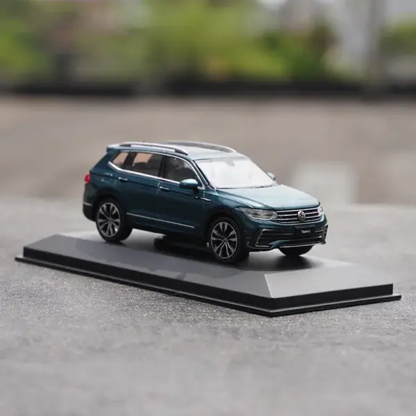 TIGUAN L 2022 Diecast Model Car 1:43 Scale - Image 2