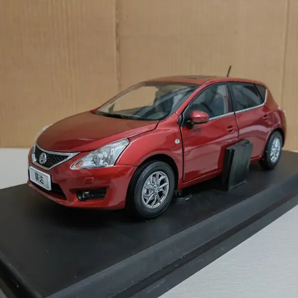 Diecast 1:18 Nissan Tiida 2011 Model Car