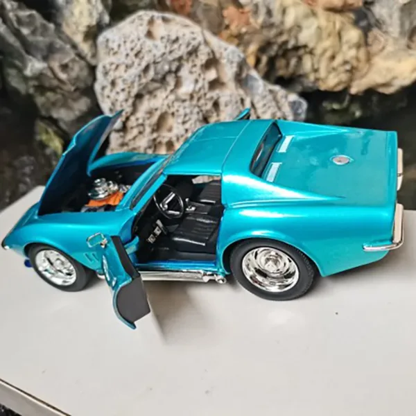 1/24 Scale 1969 Corvette Stingray Model Car - Image 4