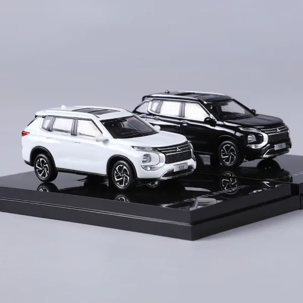 1:64 Scale Outlander Diecast Metal Model Car - Image 2