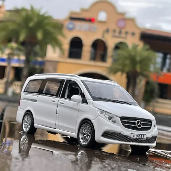 1:32 Scale Mercedes-Benz V260 Alloy Model Car