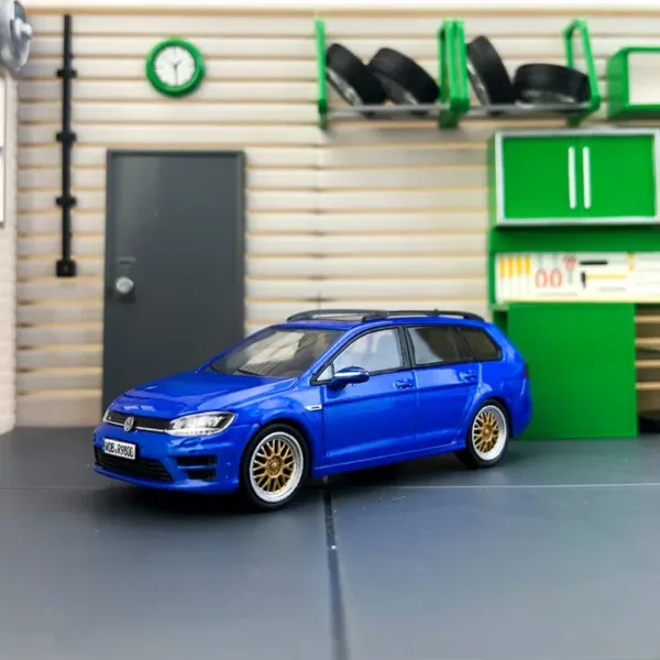 1:64 Golf 7 Travel Alloy Model with Accessories - Image 4