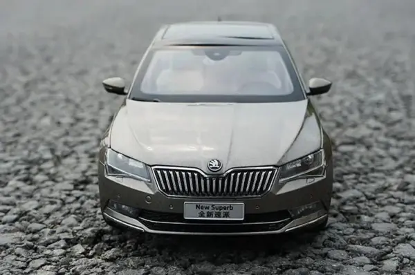 1:18 Scale Diecast Skoda Superb Car Model - Image 5