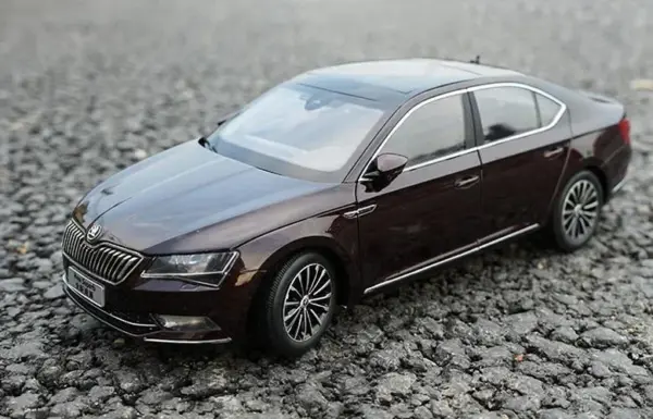 1:18 Scale Diecast Skoda Superb Car Model - Image 8