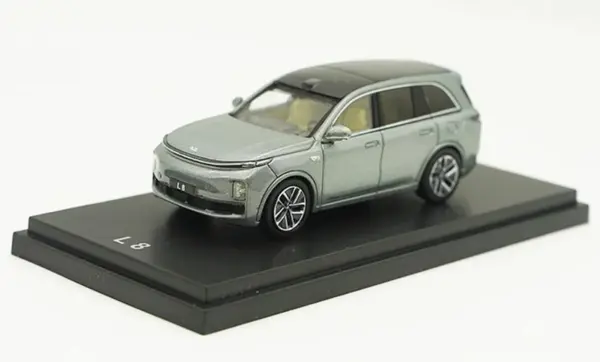 1:64 Scale L8 SUV Diecast Luxury Car Model - Image 8