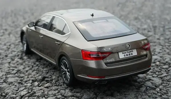 1:18 Scale Diecast Skoda Superb Car Model - Image 4