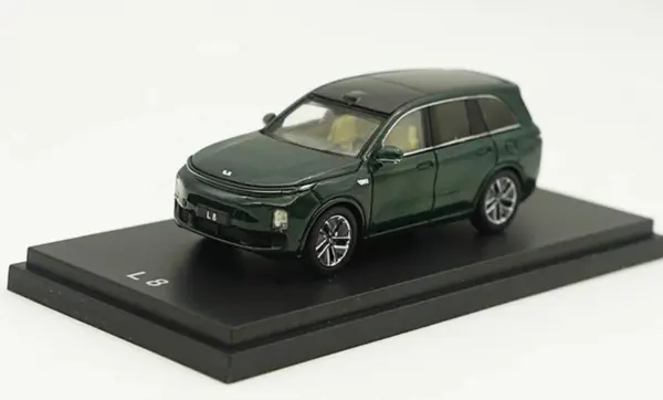 1:64 Scale L8 SUV Diecast Luxury Car Model - Image 7