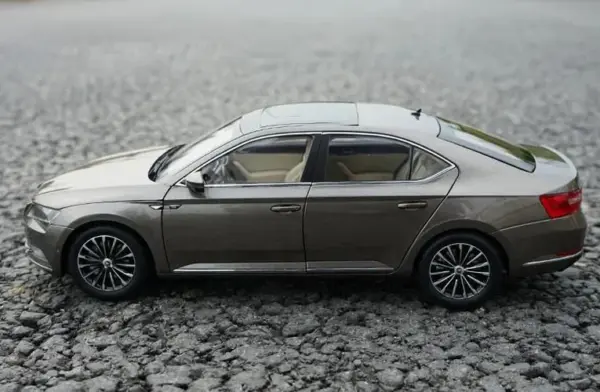 1:18 Scale Diecast Skoda Superb Car Model - Image 2