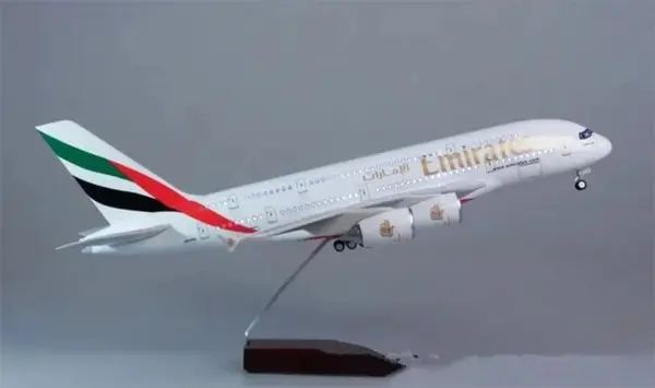 Emirates Airlines Airbus A380/B777 Model Plane - Image 8
