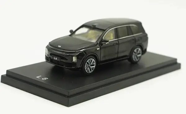 1:64 Scale L8 SUV Diecast Luxury Car Model - Image 9