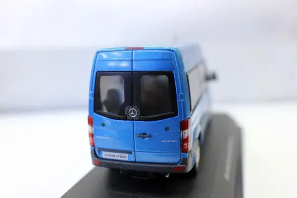 1/43 Scale Mercedes-Benz Sprinter Kombi Van Model - Image 4