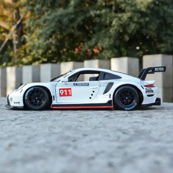 1:24 Porsche 911 RSR Diecast Model Car - Image 5