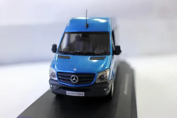 1/43 Scale Mercedes-Benz Sprinter Kombi Van Model - Image 3