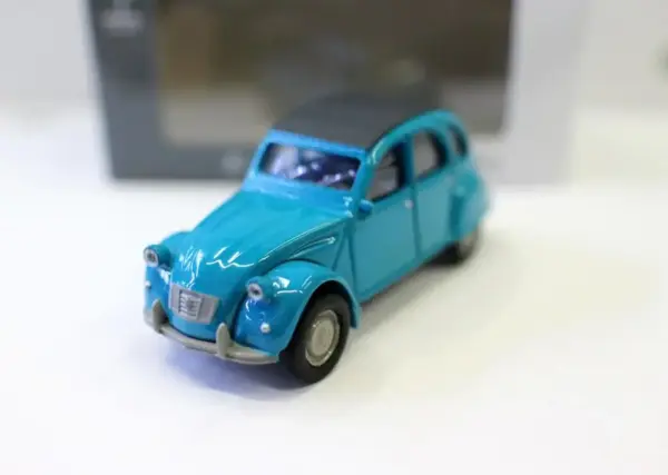 Citroen 2CV 1/64 Scale Diecast Model Car - Image 3