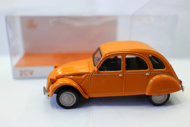 1/43 Scale Diecast Citroen 2CV Model Car 8 1/43 Scale Diecast Citroen 2CV Model Car - Image 8