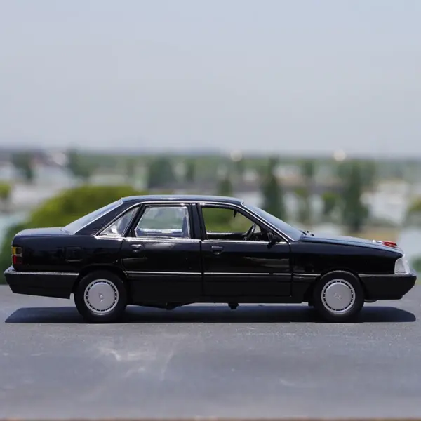 1:18 Hongqi CA7220 Diecast Model Car - Image 2