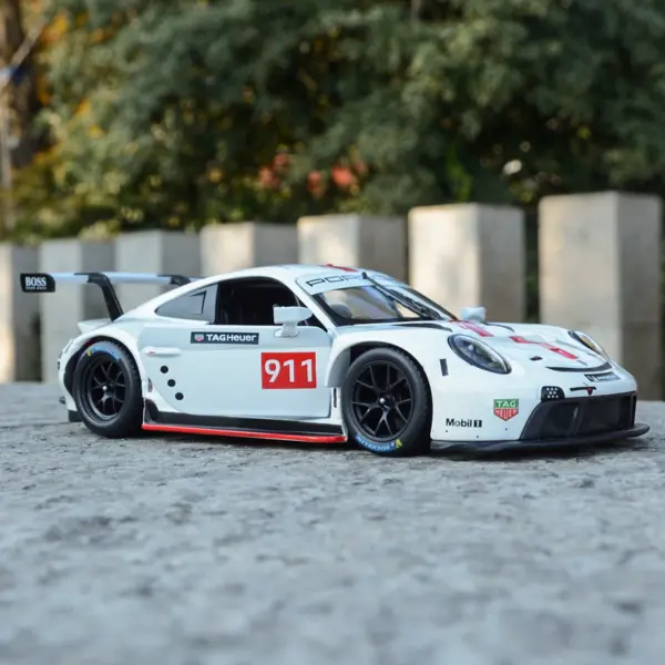 1:24 Porsche 911 RSR Diecast Model Car - Image 2