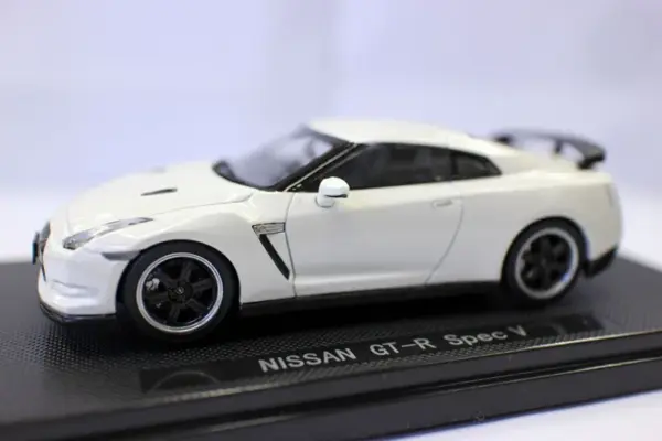 Nissan GT-R Spec V 1/43 Diecast Model Car - Image 2