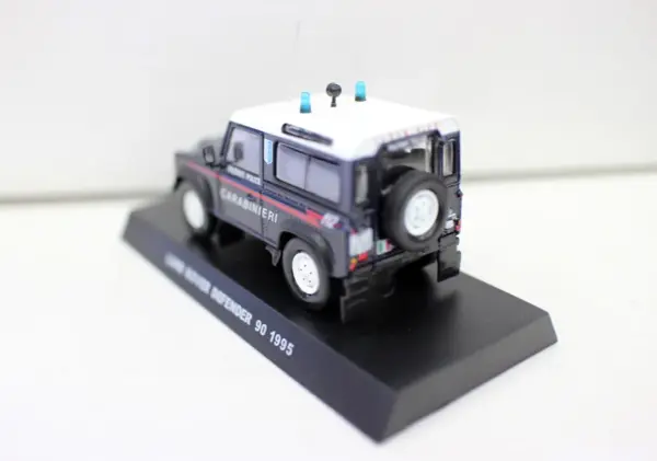 1/43 Scale Land Rover Defender 90 Diecast Model - Image 4