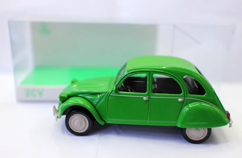 1/43 Scale Diecast Citroen 2CV Model Car 9 1/43 Scale Diecast Citroen 2CV Model Car - Image 9