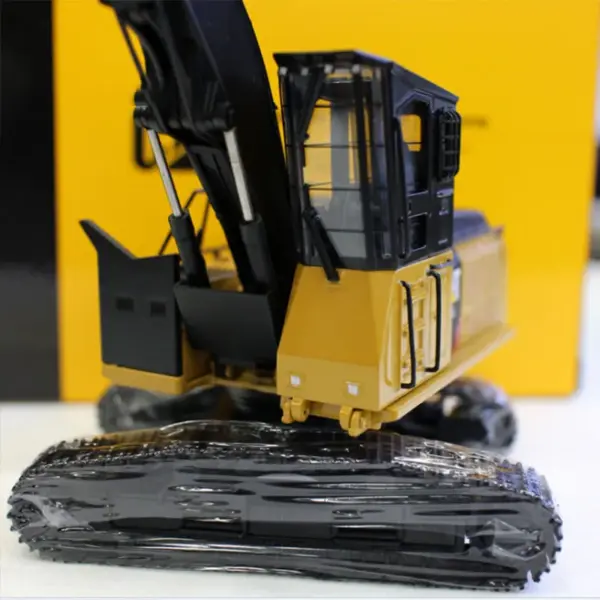 Diecast 1:50 Cat 568LL Logging Truck Model - Image 3