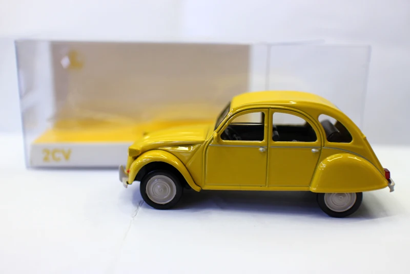 1/43 Scale Diecast Citroen 2CV Model Car 7 1/43 Scale Diecast Citroen 2CV Model Car - Image 7