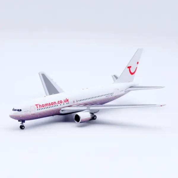 1:200 Diecast Boeing 767 Model Thomson Airways - Image 5
