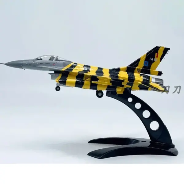 1:72 Scale F-16A Fighter Jet Model - Image 3