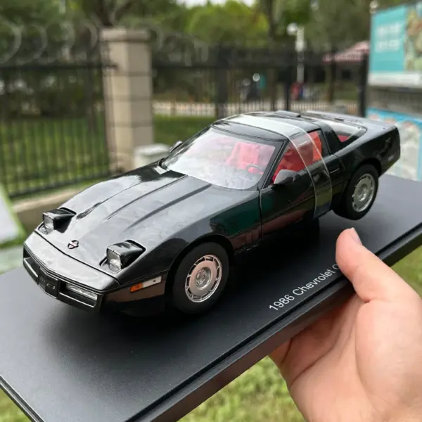 1:18 Scale Metal Chevrolet Corvette C4 Model - Image 8