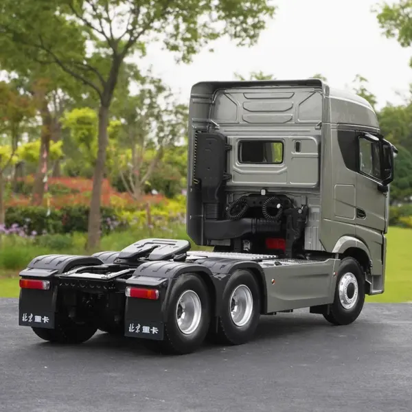 1:24 Scale Alloy Heavy Truck Model Toy - Image 2