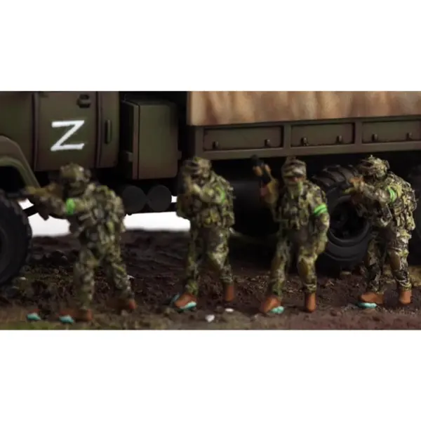 1:72 Scale Soviet Soldiers Model Set of 6 - Image 3