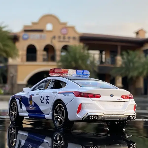1:32 BMW M8 Alloy Police Car Model - Image 2