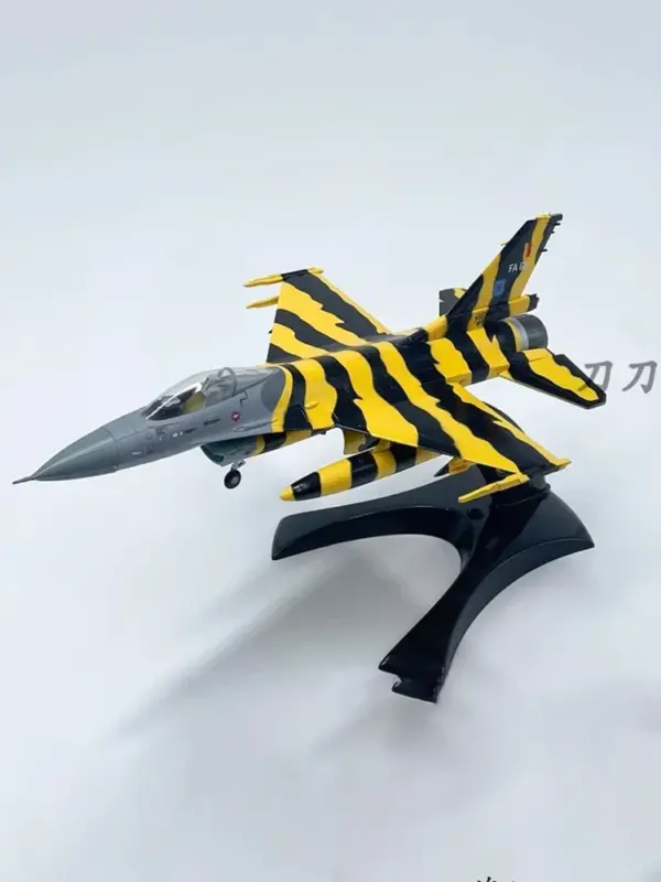 1:72 Scale F-16A Fighter Jet Model - Image 5