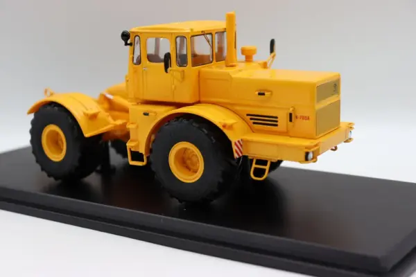 1/43 Scale K-700A Diecast Tractor Model - Image 3