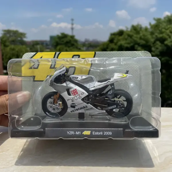 YZR-M1 46 Estoril 2009 Motorcycle Model 1:18 - Image 6