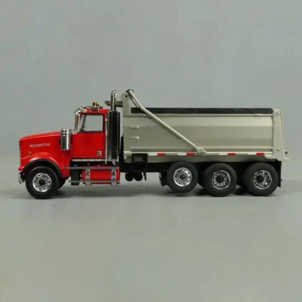 1:50 Scale Diecast Western Star 4900 Model - Image 3