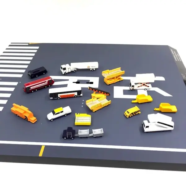 1:400 Scale 18pcs Airport Ground Handling Set - Image 3