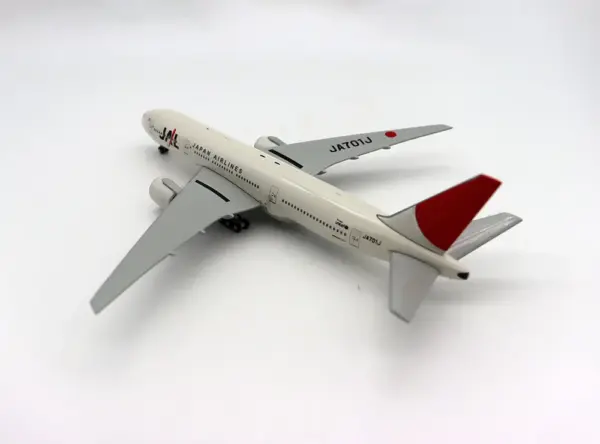 1/400 Scale Boeing 777 Japan Airlines Model - Image 4