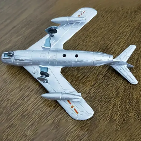 1:100 Scale J-5 Fighter Model Aircraft - Image 2