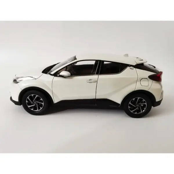 1:18 Scale Alloy IZOA SUV Diecast Car Model - Image 4