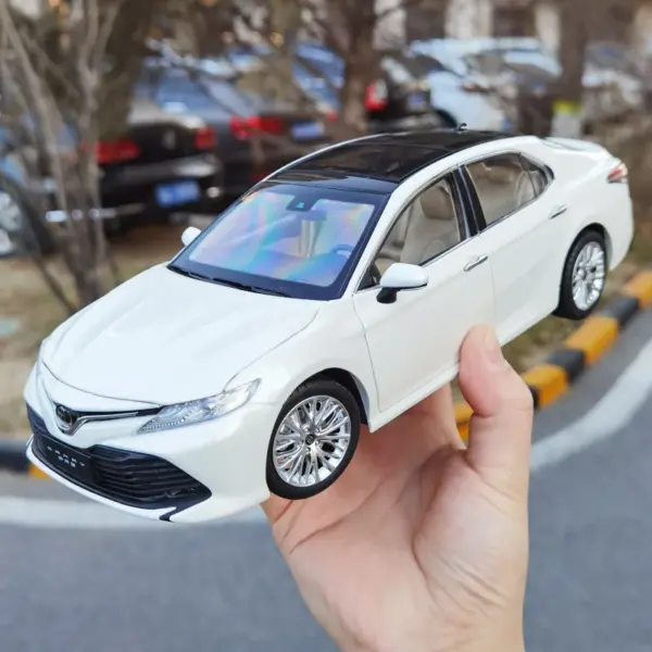 1:18 Scale Toyota Camry Diecast Model Car - Image 2
