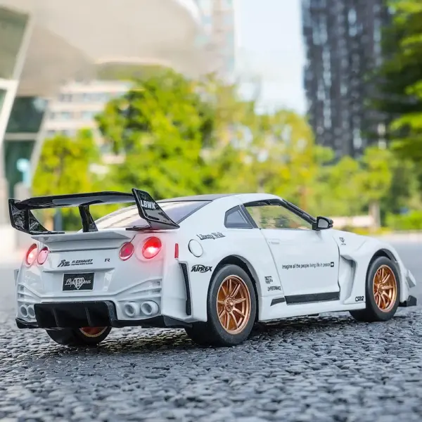 1:24 Nissan GTR Diecast Sports Car Model - Image 2