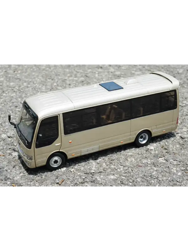 1:32 Scale Yutong T7 Diecast Bus Model - Image 6