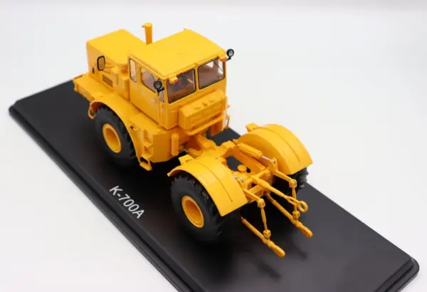 1/43 Scale K-700A Diecast Tractor Model - Image 5