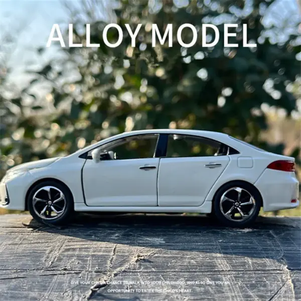 1:32 Toyota Corolla Alloy Diecast Model Car - Image 3
